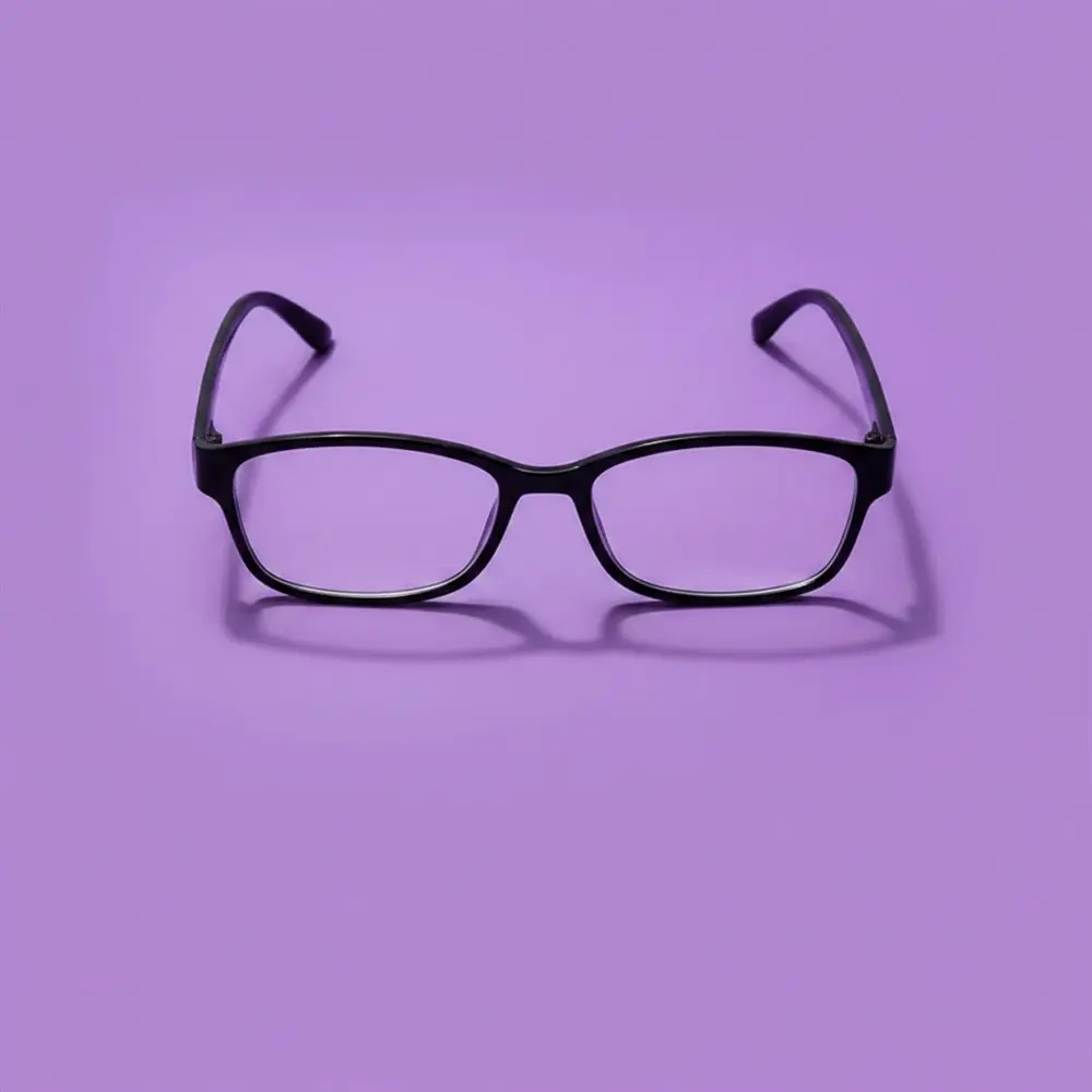 Los lentes sobre fondo violeta