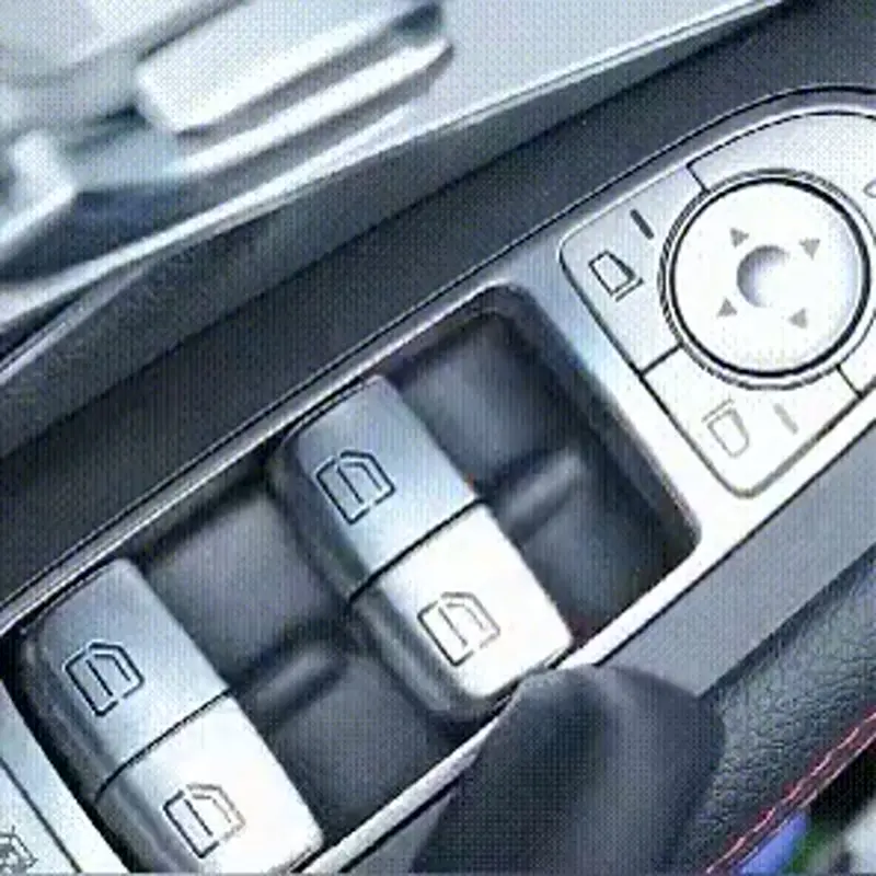 La misma consola del auto, limpia después de aspirarla