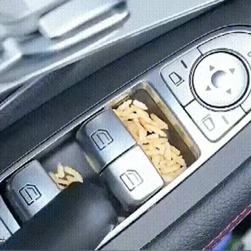 La consola del auto con migas acumuladas entre los botones