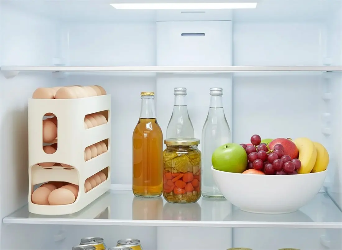 El mismo estante con la huevera dispensadora y espacio libre para botellas y frutas