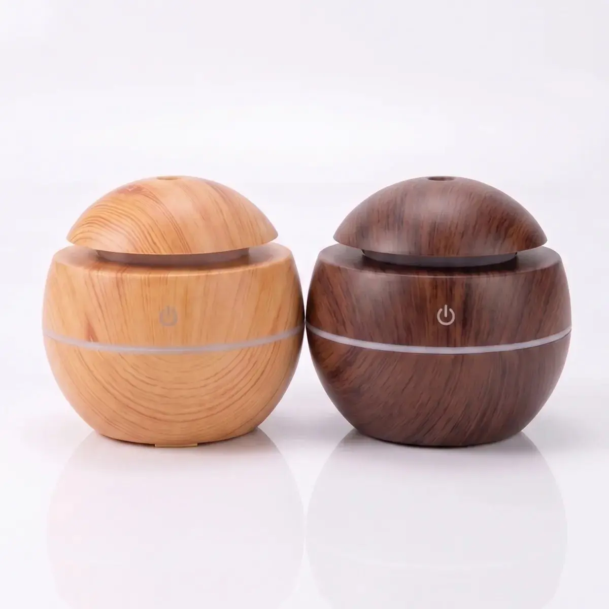 Las dos variantes de acabado, madera clara y oscura