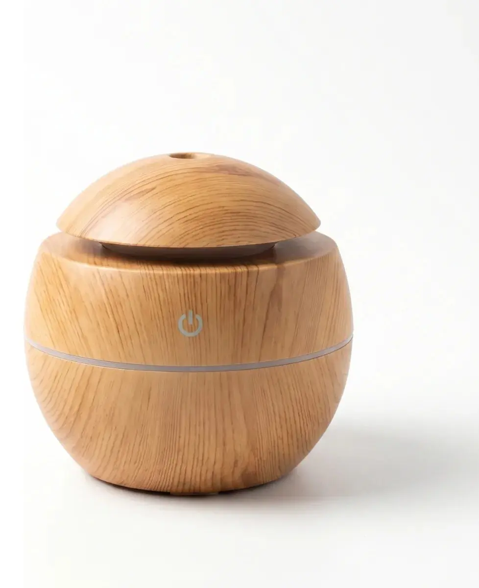 Humidificador ultrasónico redondo con acabado símil madera clara, tapa domo y aro de luz