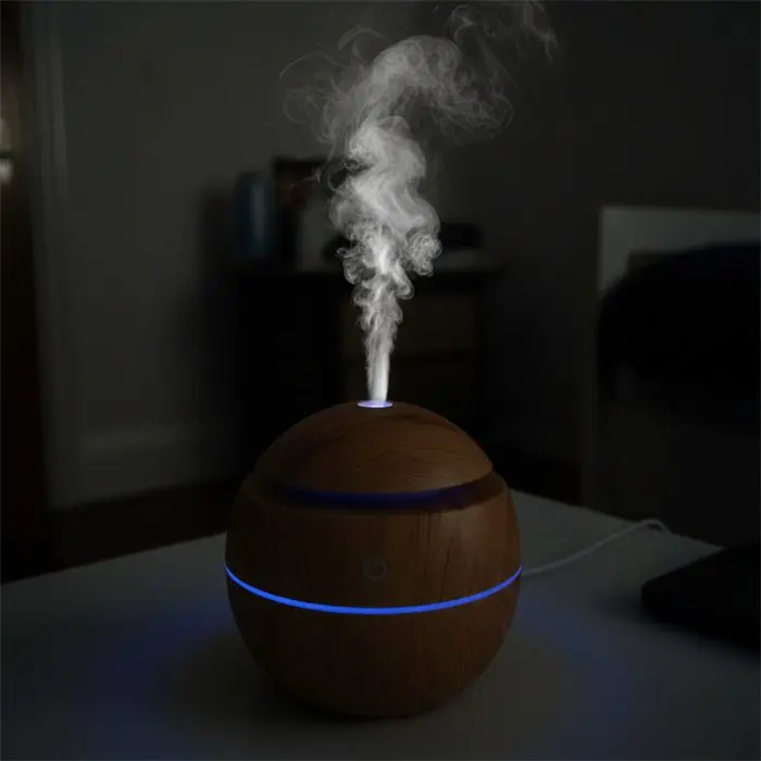 El humidificador de noche con el aro de luz azul encendido
