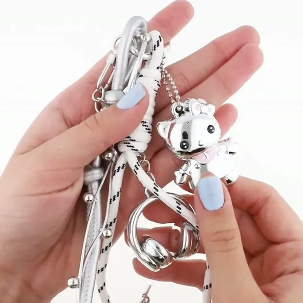 El charm en la mano