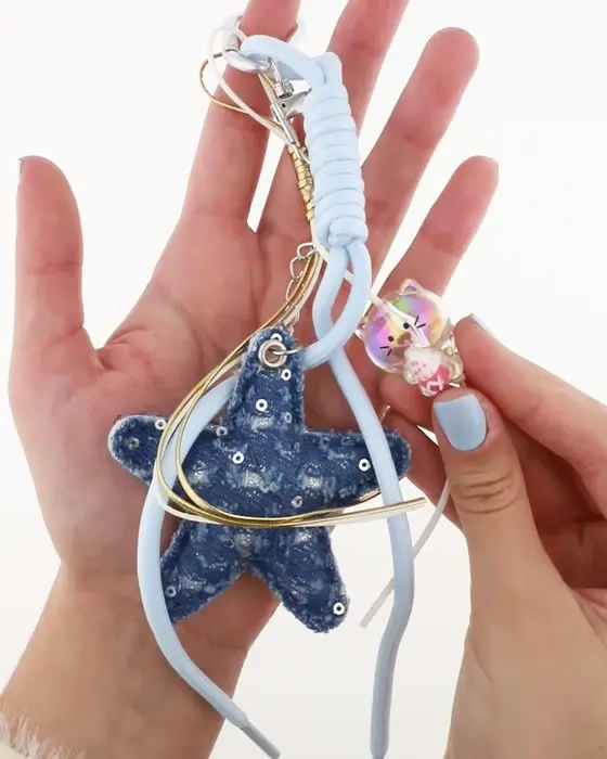 Charm de estrella de denim con osito
