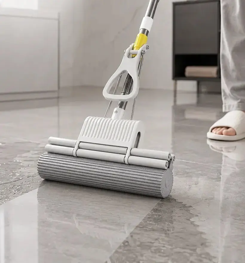 La mopa absorbiendo el agua de un piso mojado