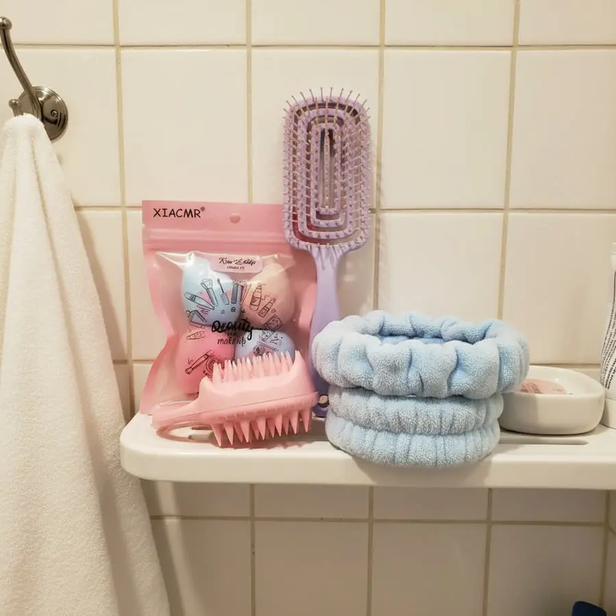 Las piezas del combo acomodadas en un estante del baño