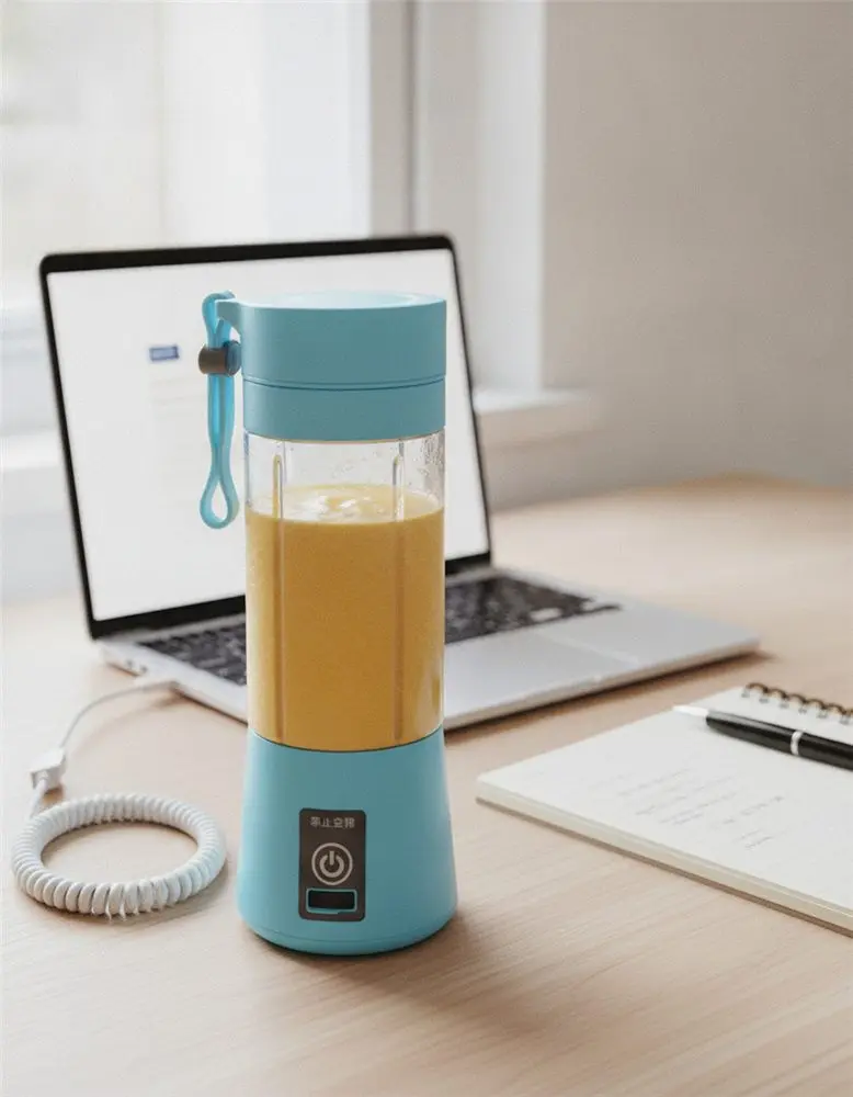 La botella licuadora junto a una notebook en un escritorio
