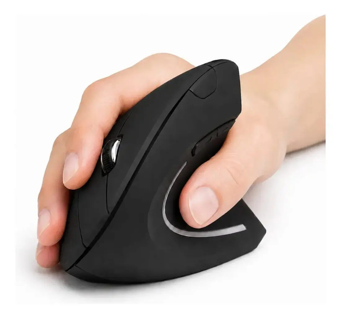 Primer plano de una mano tomando el mouse vertical