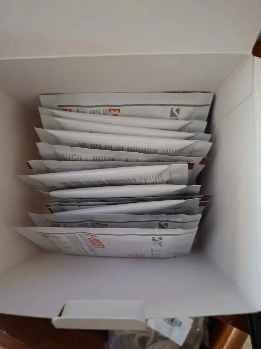 Caja de E-BOOST abierta con los sobres adentro