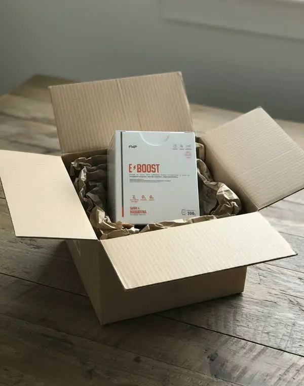 La caja de E-BOOST dentro de un paquete recién abierto